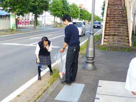 湊駅前の道路でも果敢に拾います