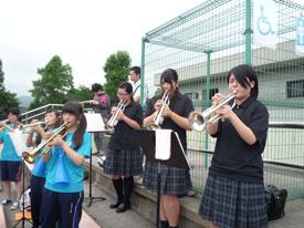 梅雨空に響くトランペット